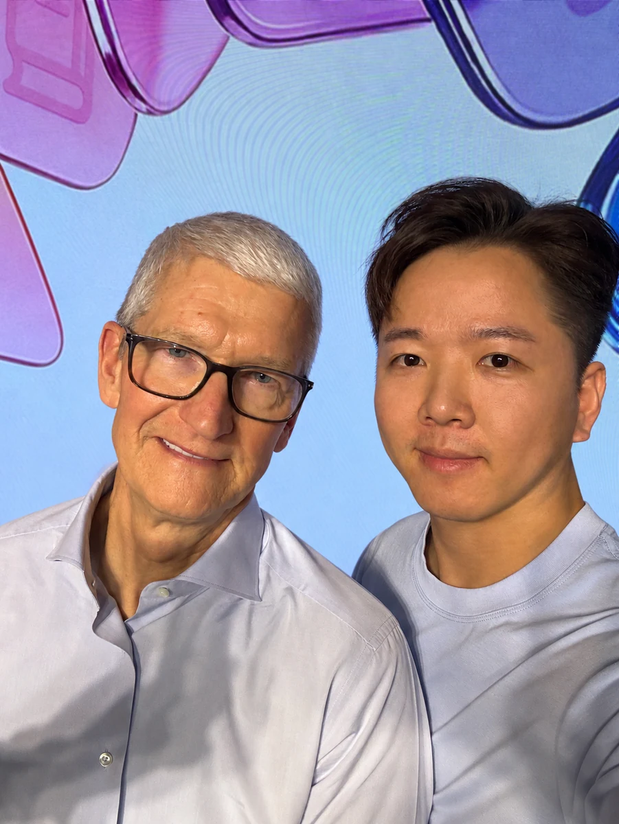 Easyn Zhang with Tim Cook during an Apple App Incubator event in 2026