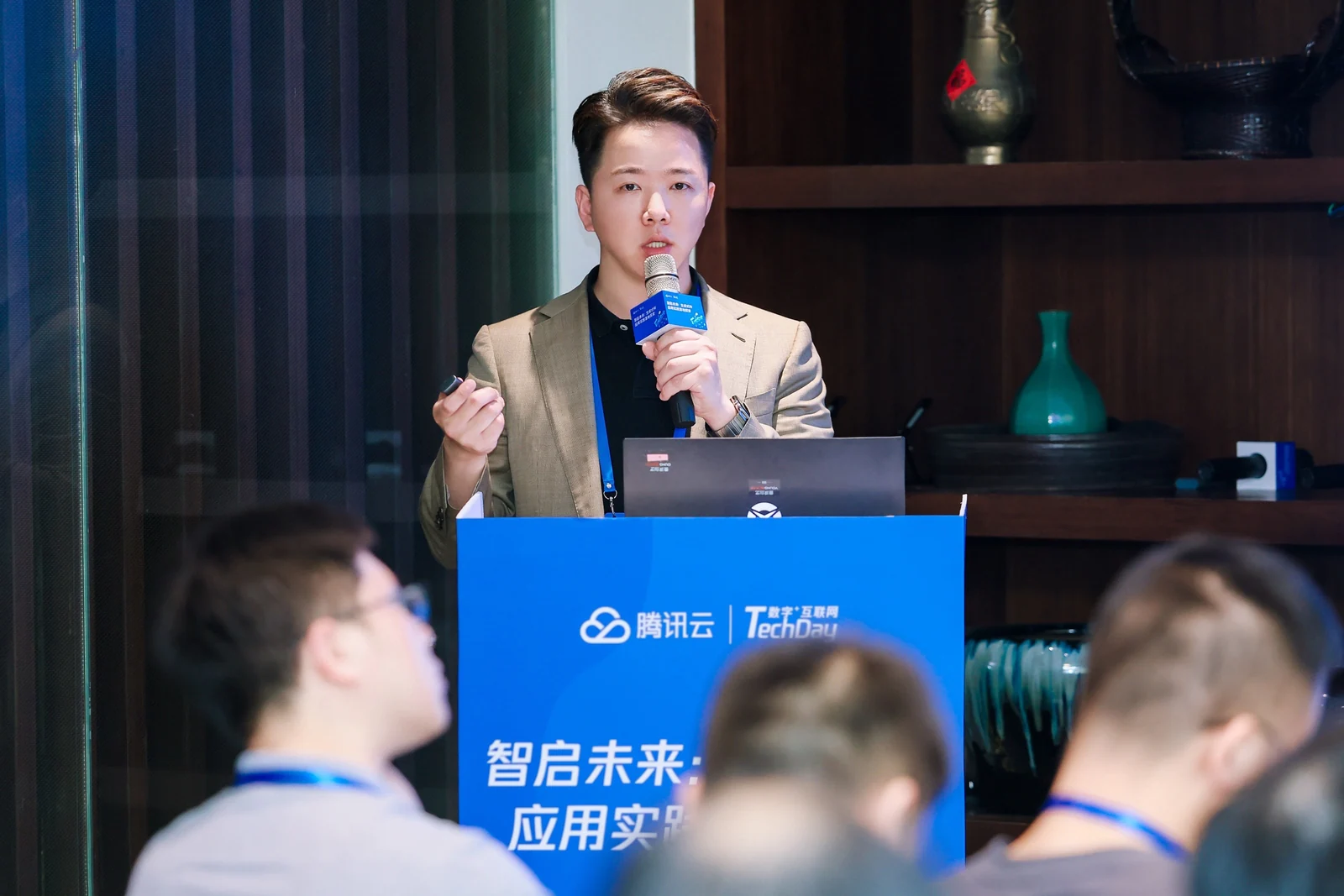 Easyn Zhang speaking at Tencent Cloud TechDay